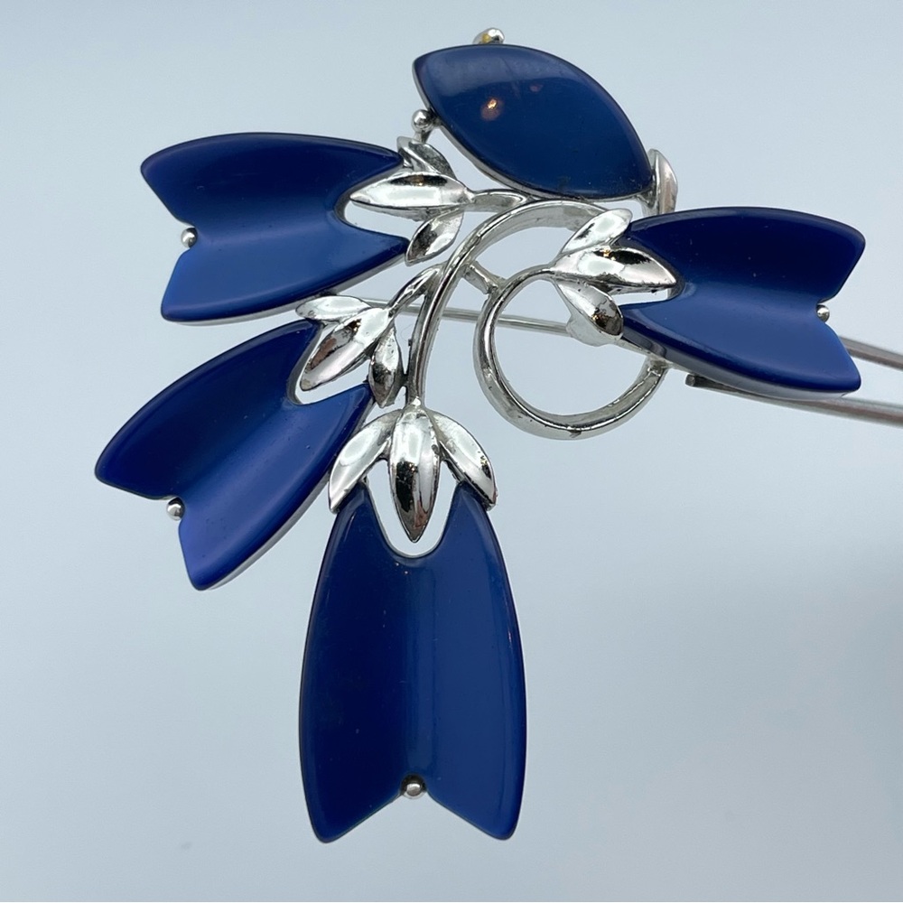 Stunning Vintage Lisner Blue Lucite Floral Brooch Silver Tone Statement Pin